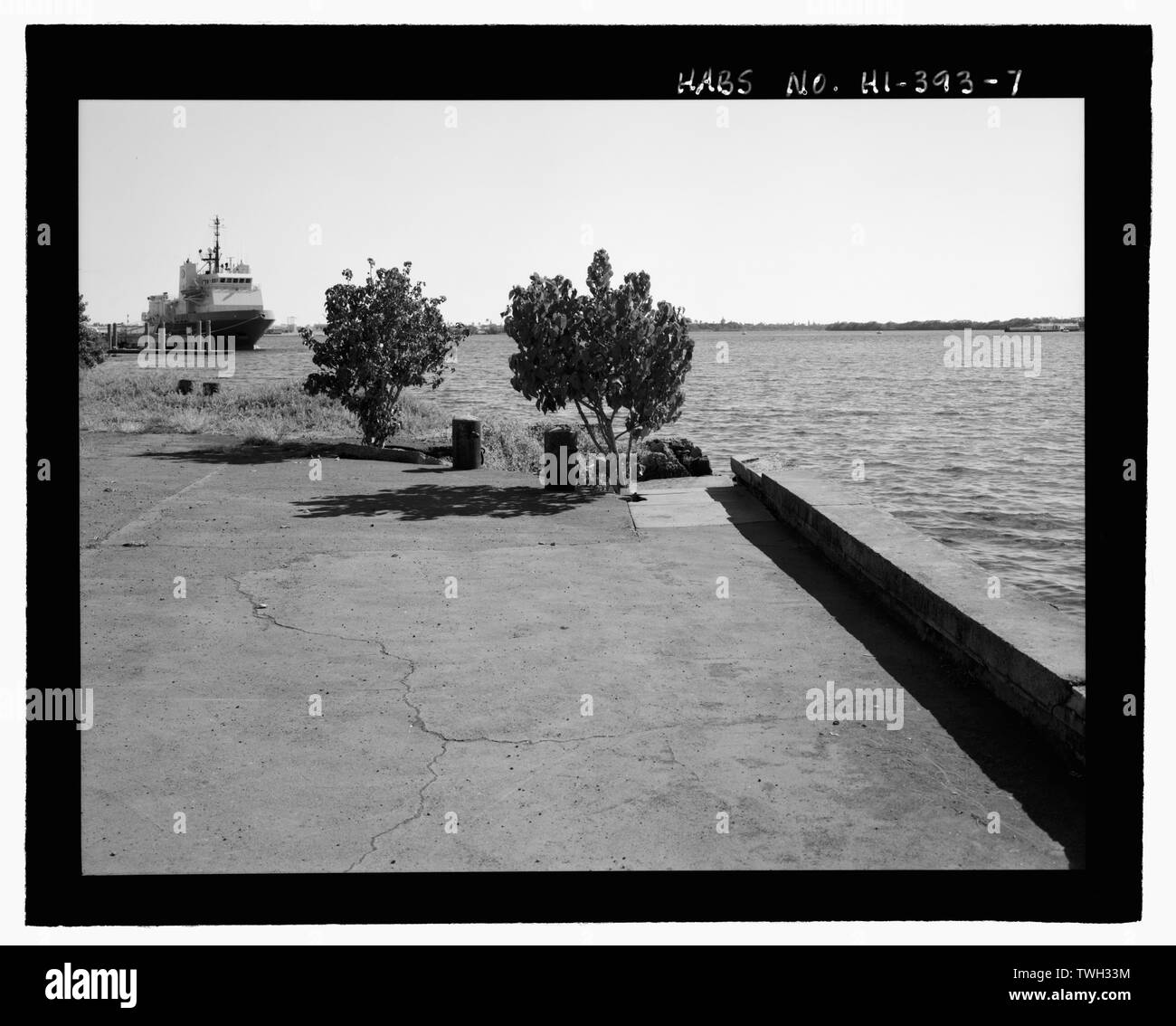 Resto wharf con due bitte a sud della fine riga all'interno di Pan American Airways-Naval servizio di trasporto aereo-destroyer sito di base. Vista verso sud-sudest. - Stati Uniti Base Navale, Pearl Harbor, Pearl City Penisola, Pearl City, Honolulu County, HI Foto Stock