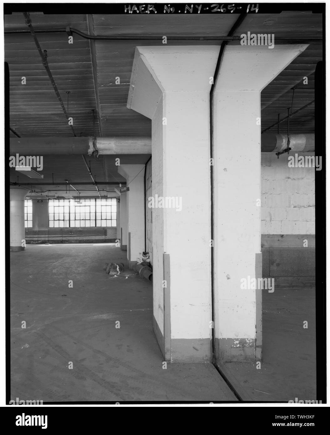 Vista rappresentativa della colonna e il trattamento dei pavimenti in corrispondenza dei giunti di dilatazione, fotografata sul secondo piano. - Stati Uniti La flotta della marina militare Base di alimentazione, magazzino n. 1, 830 la terza Avenue, Brooklyn, Kings County, NY Foto Stock