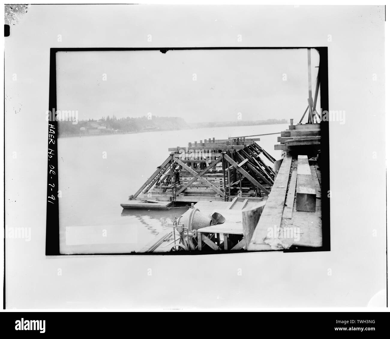 Riproduzione dalla lastra di vetro negativo (Modjeski e ufficio master, Modjeski raccolta, No. 44, 13 ottobre 1906) SANDBAGGING PIER n. 4 - Burlington Northern Railroad bridge spanning Willamette River a Fiume Miglio 6,9, Portland, Multnomah County, o Foto Stock