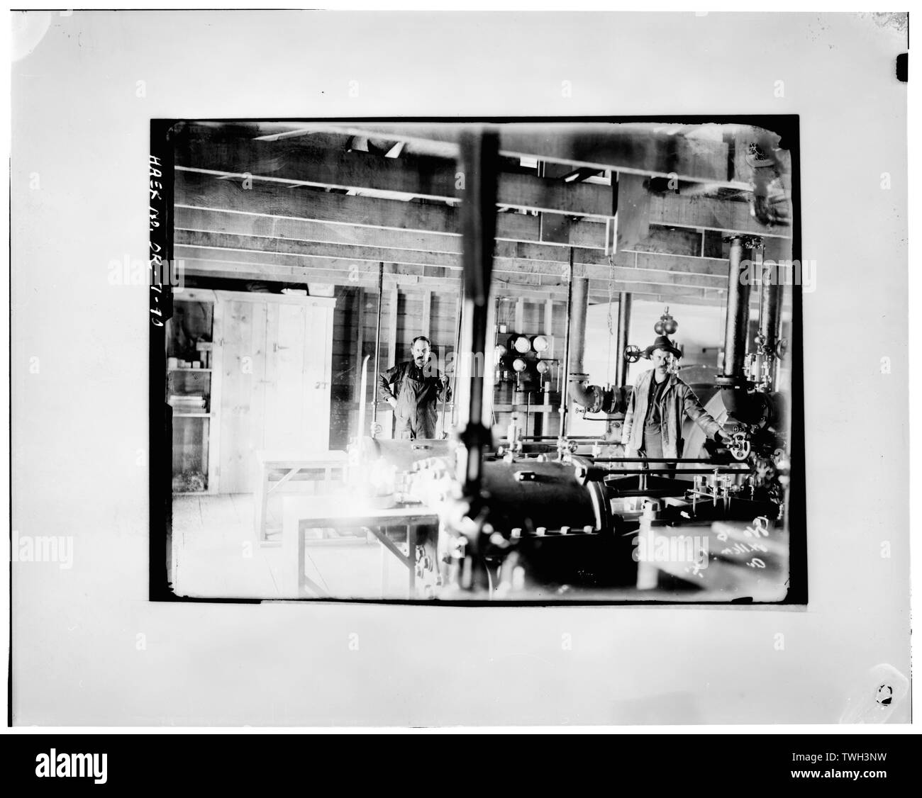 Riproduzione dalla lastra di vetro negativo (Modjeski e ufficio master, Modjeski raccolta, No. 26, Agosto 24, 1906) interno della camera motore, Pressione BARGE - Burlington Northern Railroad bridge spanning Willamette River a Fiume Miglio 6,9, Portland, Multnomah County, o Foto Stock