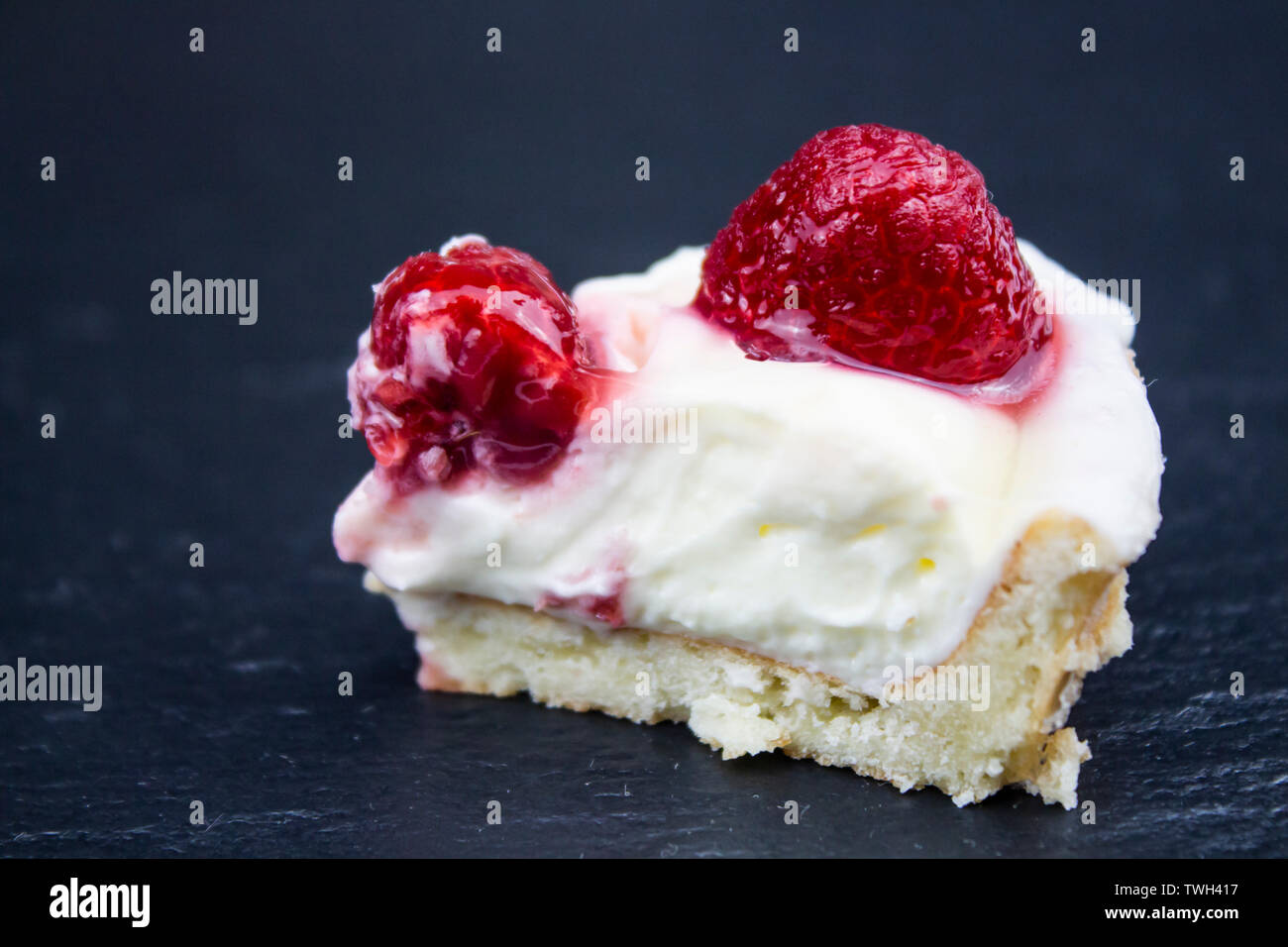 Multicolore di torta di compleanno su uno sfondo scuro, spazio di copia Foto Stock