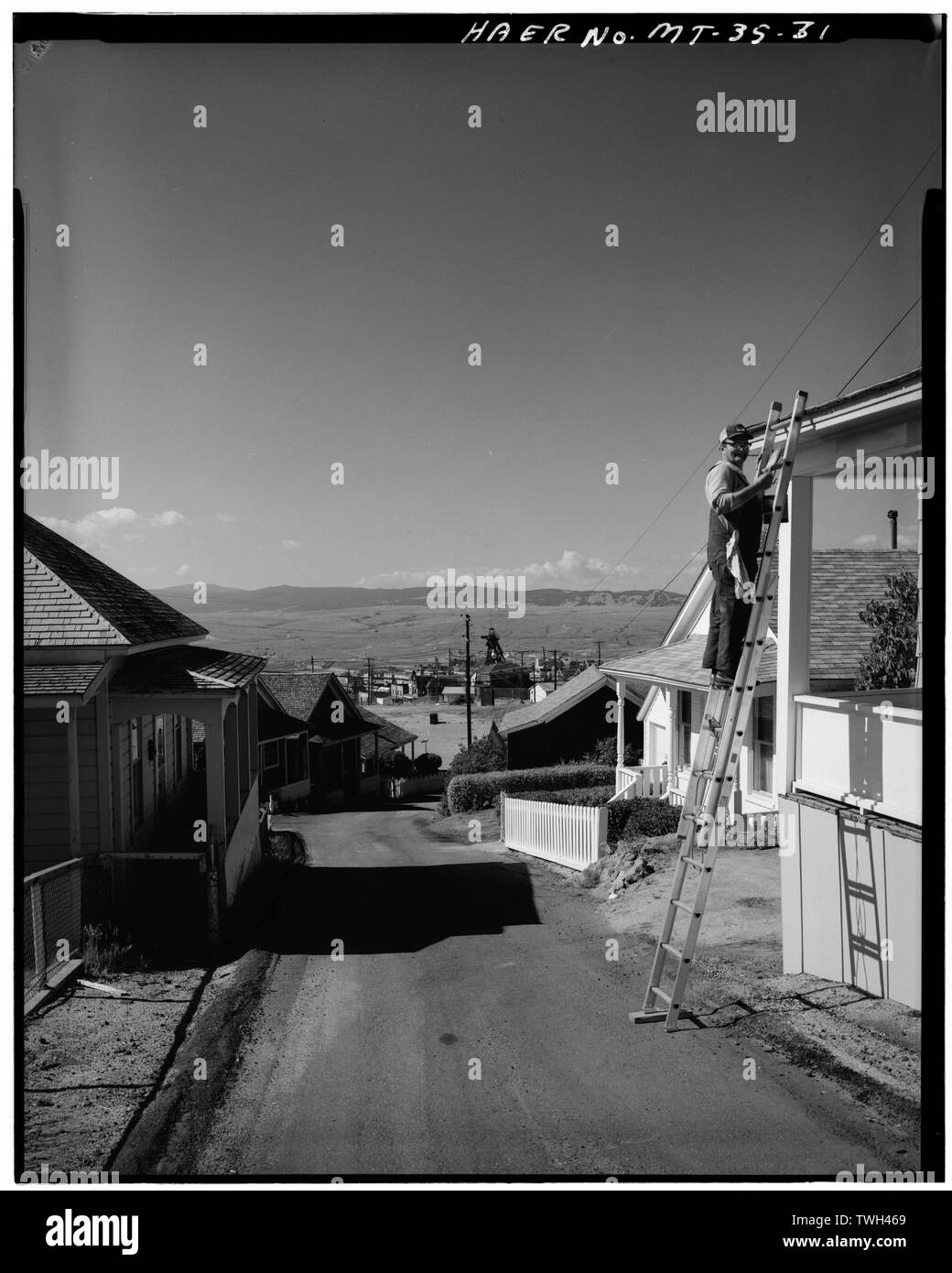 Le strutture residenziali. Un headframe è visibile al centro della fotografia. Questo è al Centreville, vicino Butte. - Butte Historic District, delimitata da rame, Arizona, mercurio e strade continentali, Butte, argento contea di prua, MT Foto Stock