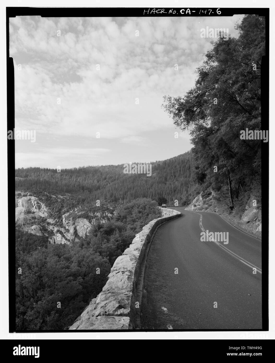 Parete di ritegno, a ovest del tunnel -2 (vedere CA-87-2 per visione opposta). - Grande Quercia su strada piana, tra grandi botti di entrata piana e fiume Merced, il Villaggio di Yosemite, Mariposa County, CA Foto Stock