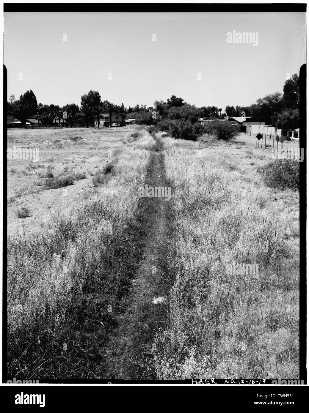 A destra del titolo del tronco del fossato, guardando verso sud-ovest verso Mesa Country Club. Questo è il sito di un muscia di alimentazione dalla pompa di SRP 29.9E-5N alla tempe Canal. Un piccolo era fossa è anche visibile. Fotografo- Mark Durben Giugno 1989 Source- SRPA - Tempe Canal, sul lato sud del fiume sale a Tempe, Mesa e Phoenix, Tempe, Maricopa County, AZ Foto Stock