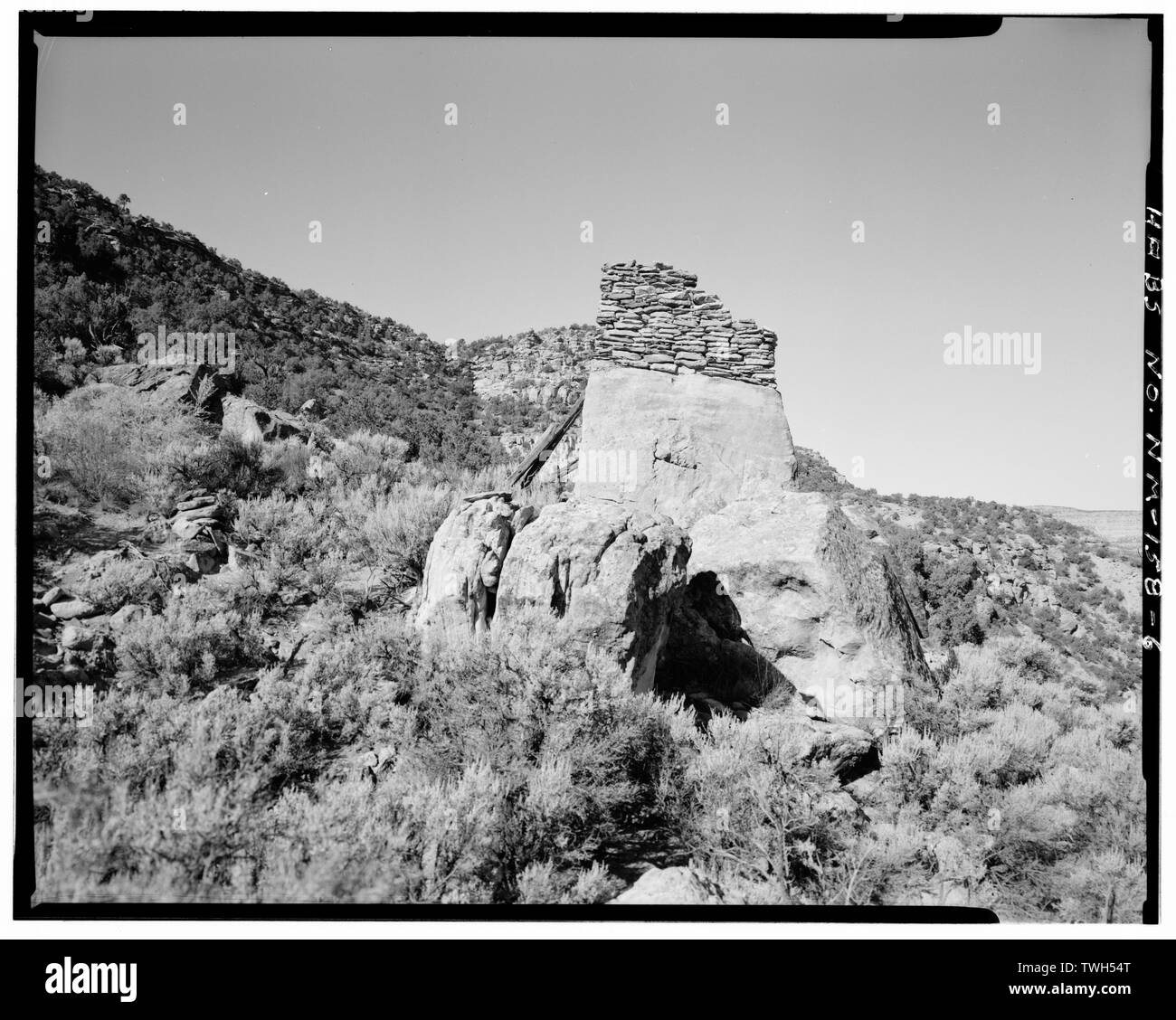 Il lato destro guardando verso sud-ovest. - Crow Canyon Pueblito, circa 2 km a sud di Largo Canyon lavare in Cuervo Canyon, Dulce, Rio Arriba County, NM Foto Stock