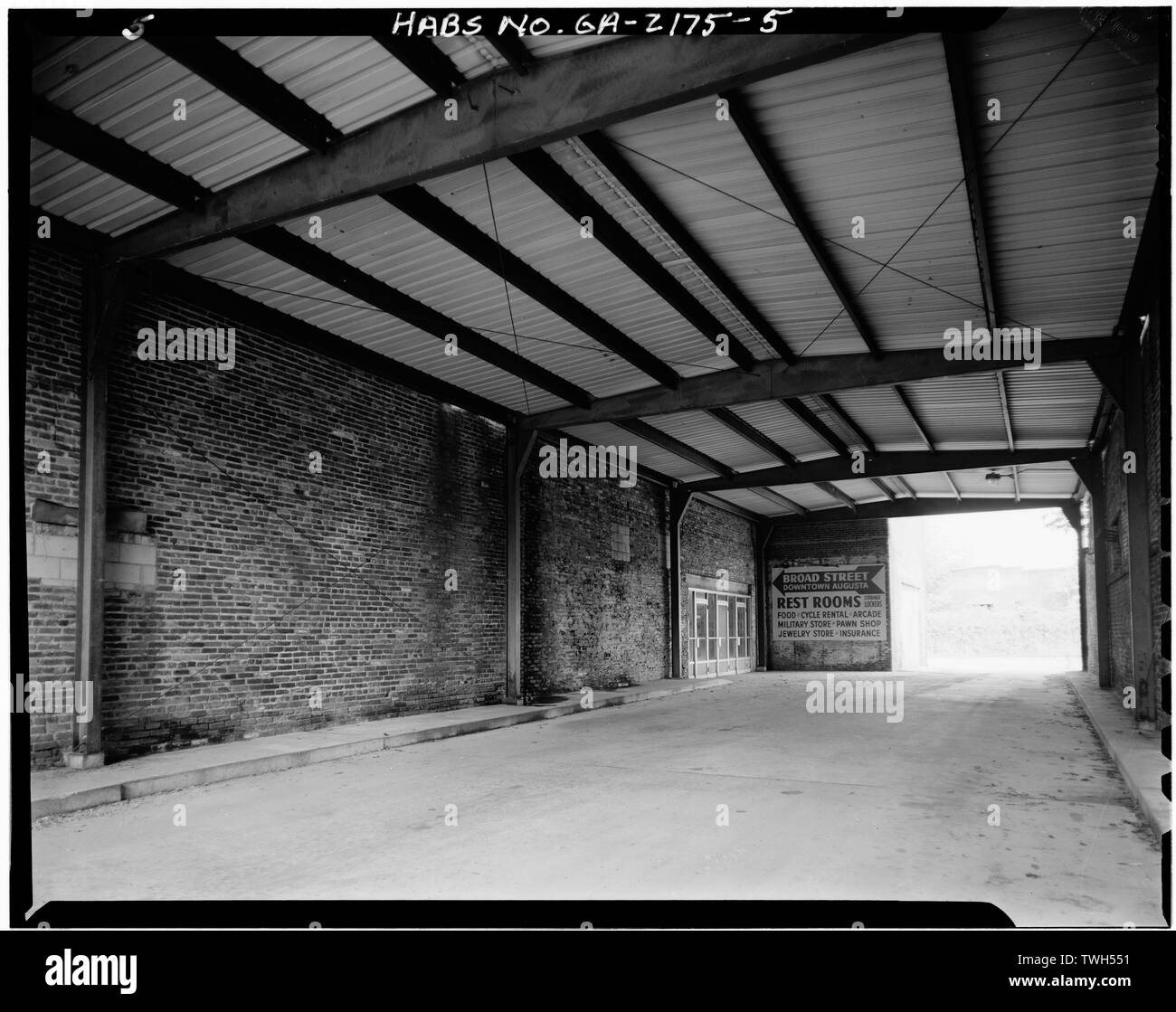 Sul lato destro sotto il cammino coperto - Gordon Negozio Militare e Pawnshop, 593-595 Broad Street, Augusta, Richmond County, GA Foto Stock