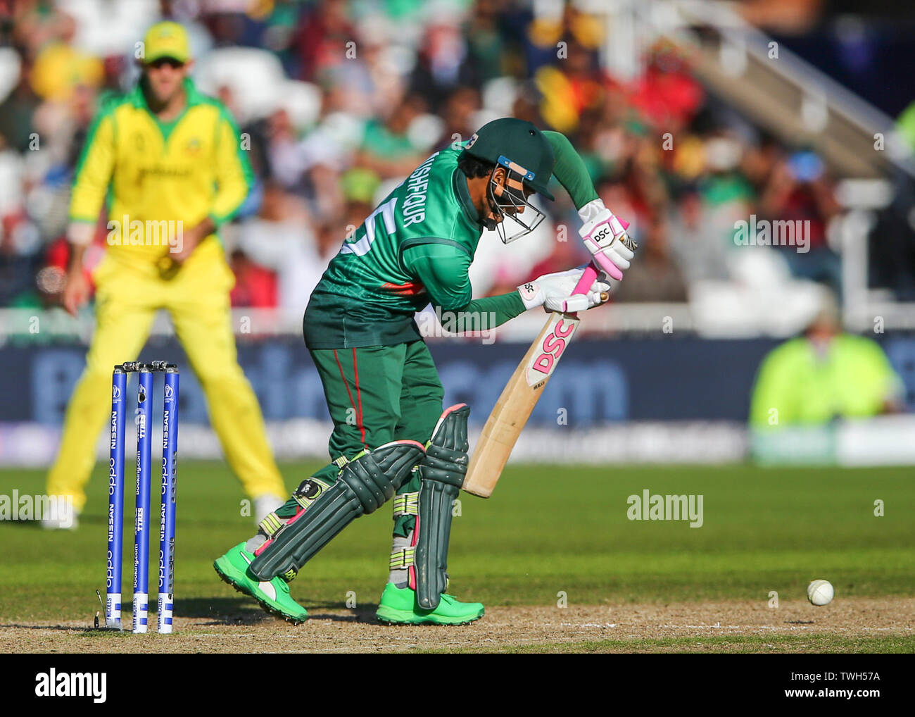 Trent Bridge, Nottingham, UK. Xx Giugno, 2019. ICC di Coppa del Mondo di cricket, Australia rispetto al Bangladesh; Mushfiqur Rahim del Bangladesh spinge la sfera per una corsa per raggiungere il suo credito 100: Azione Plus sport/Alamy Live News Foto Stock