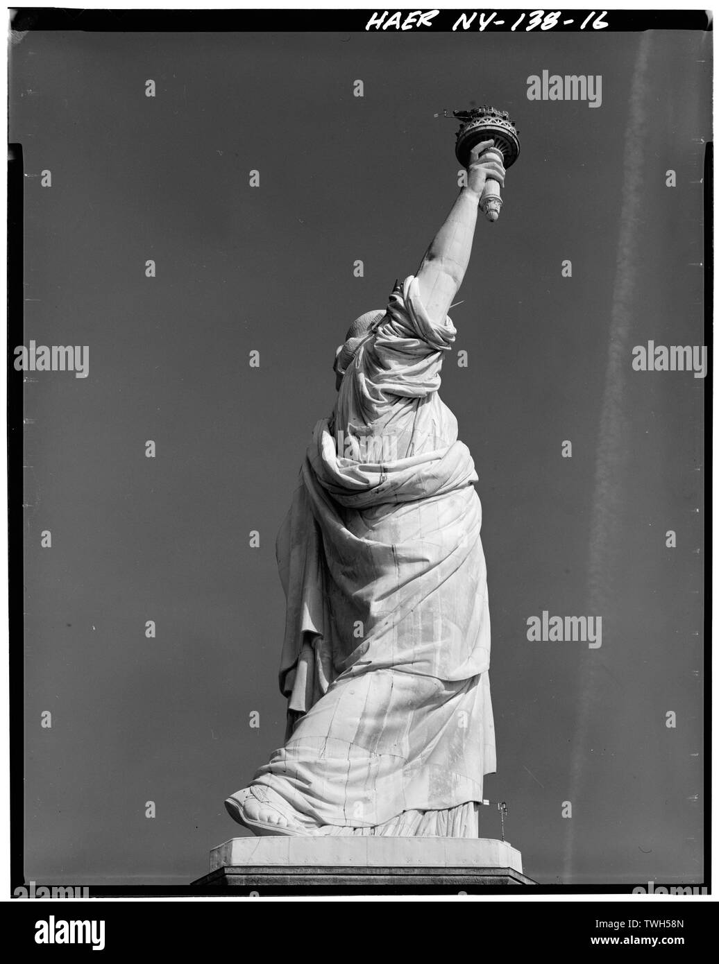 Laterale destra guardando verso est che mostra la statua dalla base verso l'alto. Febbraio 1984. - Statua della Libertà, Liberty Island e Manhattan, New York New York County, NY Foto Stock