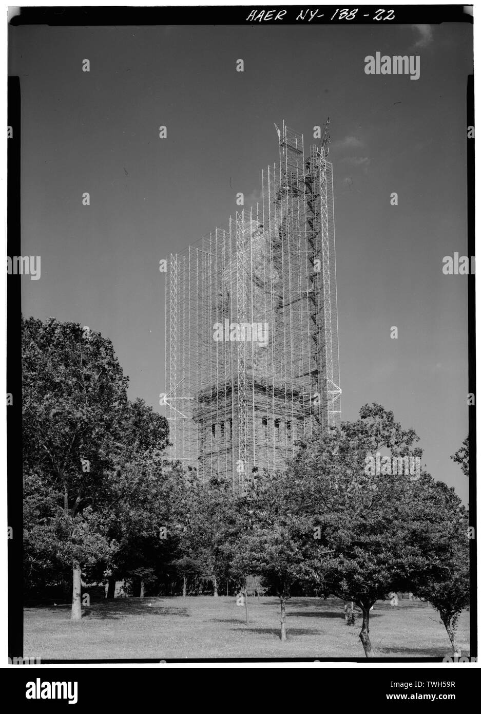 Laterale destra guardando a sud-est. Maggio 1984. - Statua della Libertà, Liberty Island e Manhattan, New York New York County, NY Foto Stock