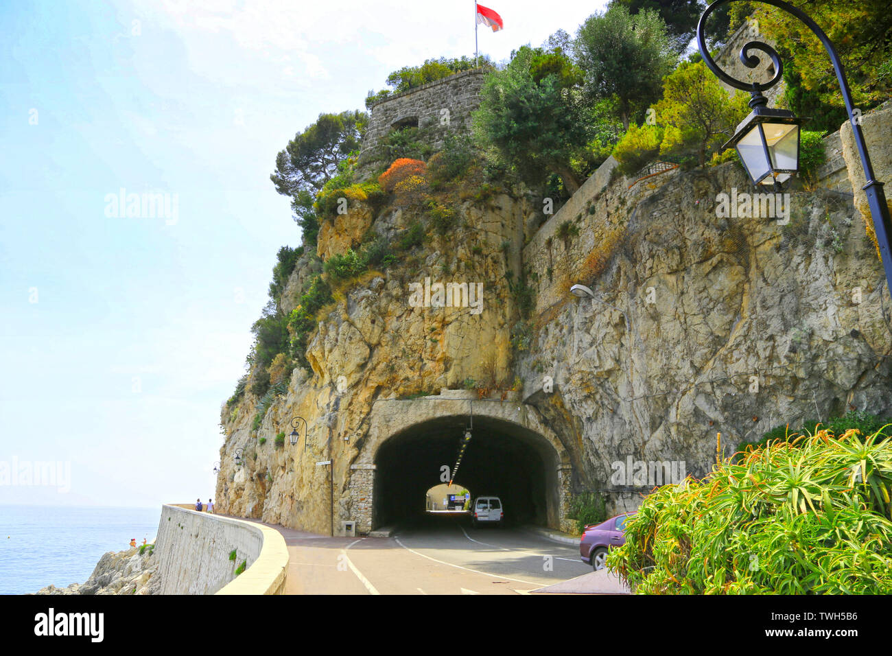 Montecarlo, Monaco - Giugno 13, 2014: stretta embankment e un tunnel nella roccia Foto Stock