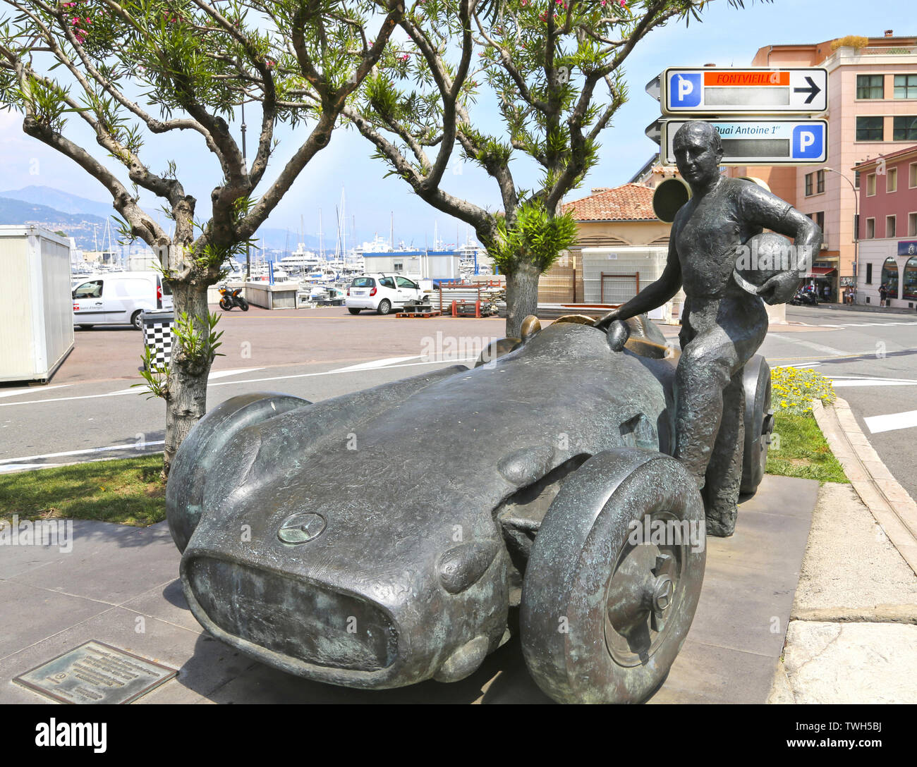 Montecarlo, Monaco - Giugno 13, 2014: Juan Manuel Fangio monumento presso il circuito del Grand Prix di Monaco, 5 volte la Formula Uno Campione del Mondo e la sua merce Foto Stock