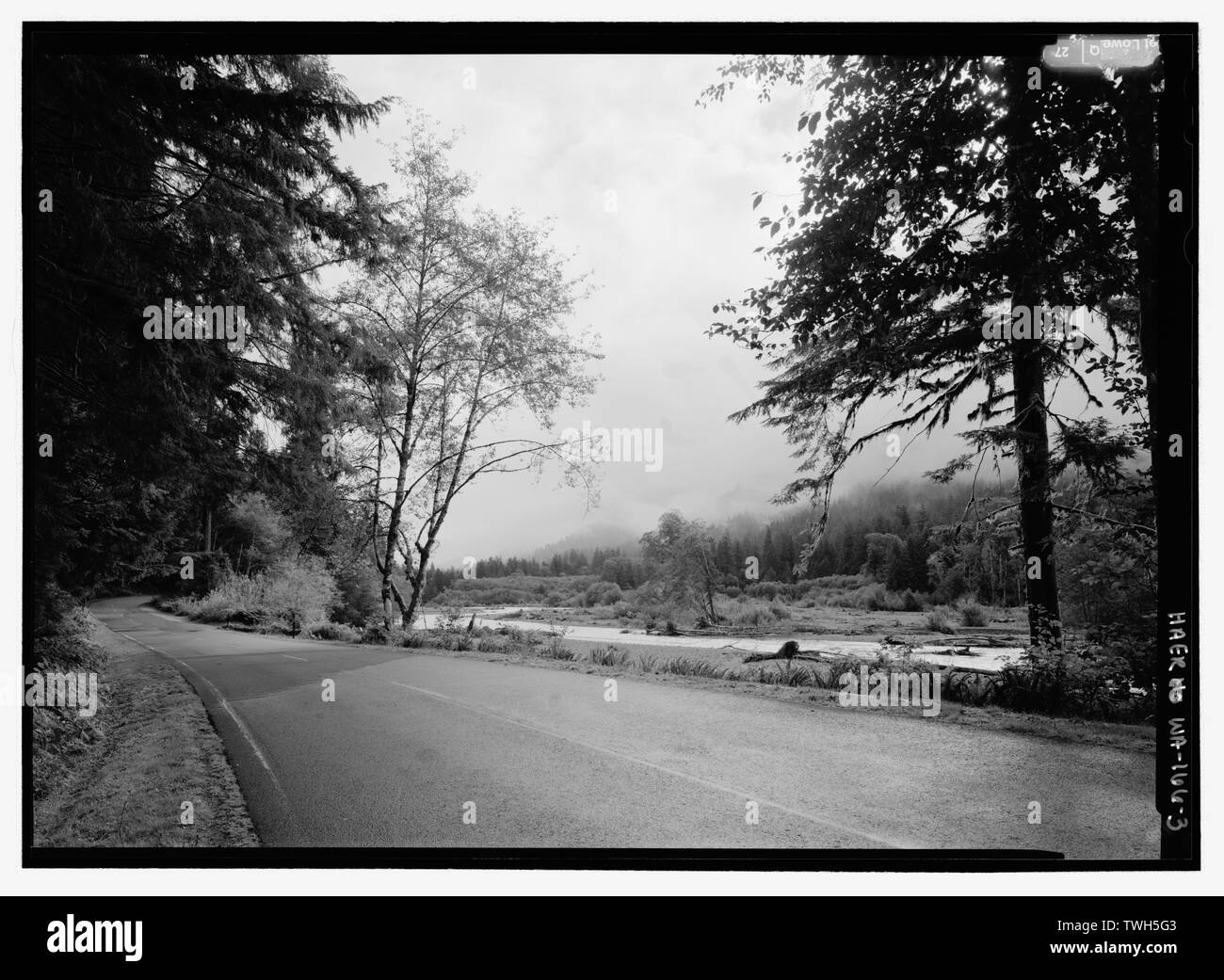 Su strada e sul fiume nel HOH rain forest. Cerca E. - Parco nazionale di Olympic Road Sistema, Port Angeles, Clallam County, WA; conservazione civile Corps; O'Neil, Giuseppe P; Christie, James; Morgenroth, Chris; Earles, Michael; Horner, Walter; Cleveland Grover; Muir, John; Pinchot, Gifford; U.S. Forest Service; Roosevelt, Franklin Delano; Wilson, Woodrow; Cleator, Fred W; Ickes, Harold; Macy, Preston; Christianson, Justine, trasmettitore; Swope, Caroline, campo squadra; Lowe, Jet, fotografo; Ottoboni, Gina, storico Foto Stock