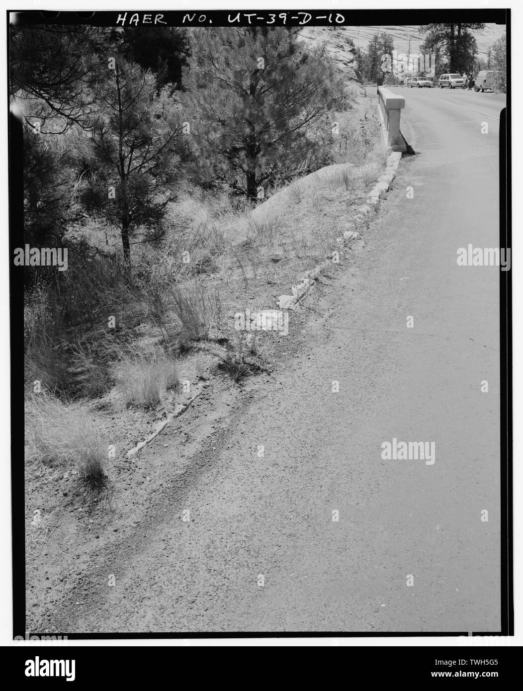 Lato strada rock frenare, north end Co-op Creek Bridge, guardando verso sud-ovest - Zion-Mount Carmel Highway, Co-op Creek bridge spanning Co-op Creek, springdale, Washington County, UT; Bureau di strade pubbliche; Osborne, Julie W, storico; Thallheimer, Arnold, fotografo Foto Stock