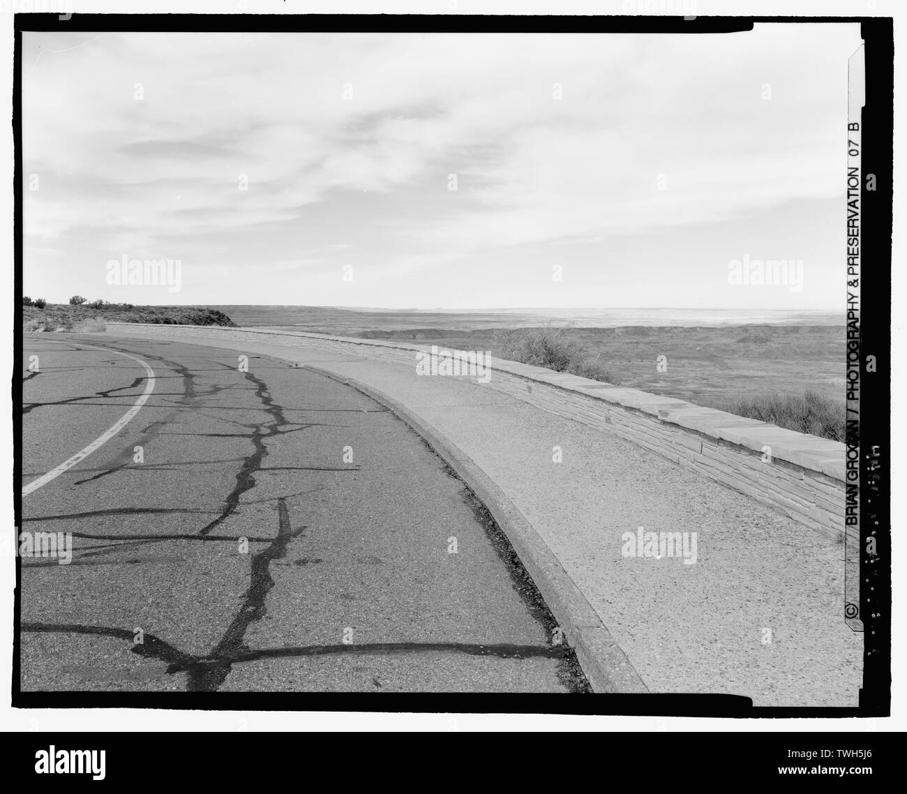 Strada affluenza alle urne e stone guard parete vicino Tawa punto. Cerca N. - Parco Nazionale della Foresta Pietrificata di strade e ponti, Holbrook, Navajo County, AZ Foto Stock
