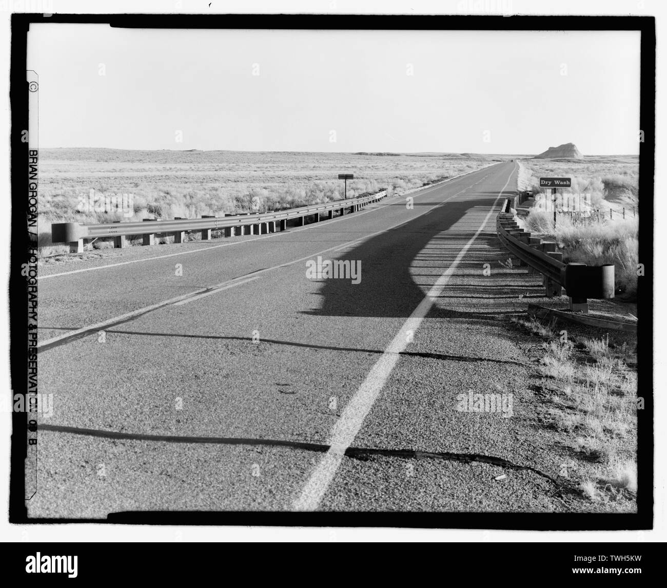 Vista su strada al lavaggio a secco vicino alla Foresta di cristallo. Cerca E. - Parco Nazionale della Foresta Pietrificata di strade e ponti, Holbrook, Navajo County, AZ Foto Stock