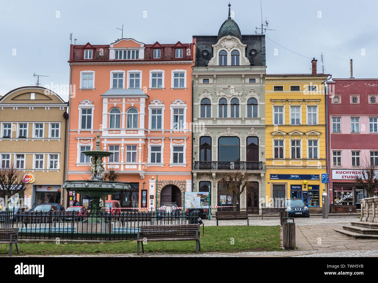 Case a schiera su un Mirove namesti (Piazza della pace) nella città di Broumov Nachod nel distretto di Repubblica Ceca Foto Stock