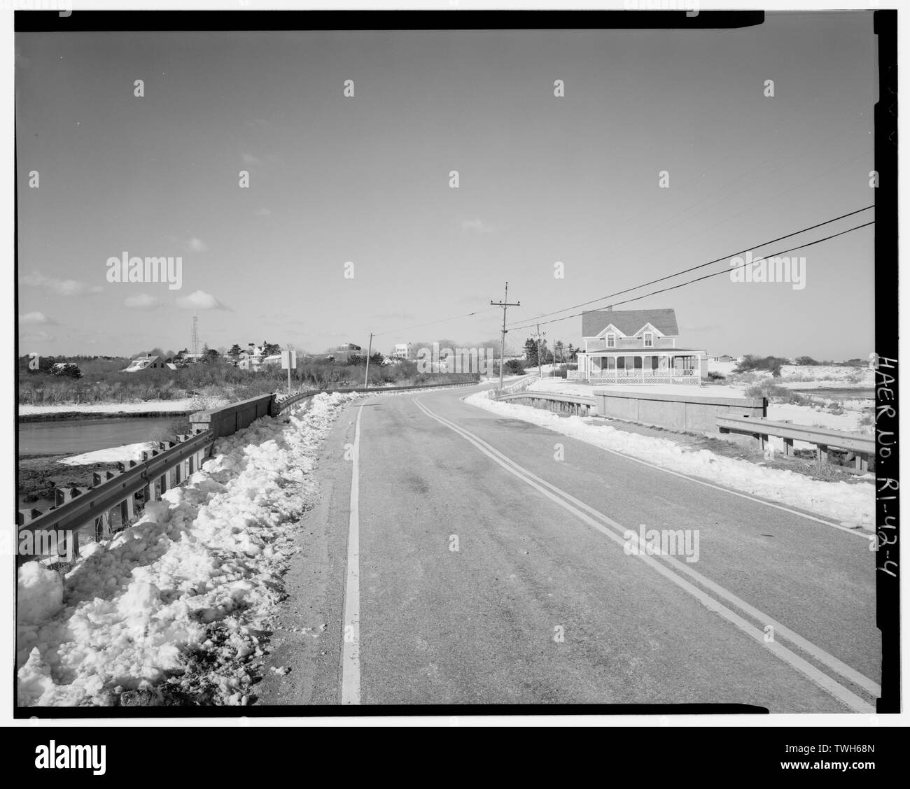 Carreggiata, vista ovest - New Shoreham bridge spanning Harbour stagno a Beach Road, New Shoreham, Washington County, RI Foto Stock