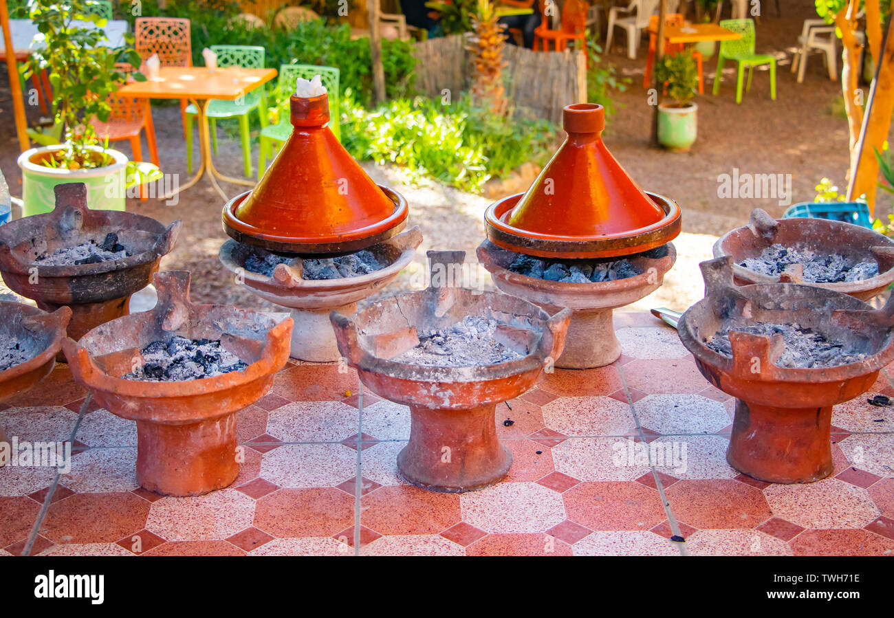 Di cucina Marocchina tradizionale piatti tajin. Si tratta di carne e di alcuni vegatebles o frutta. Questo tipico cibo viene cucinato in Africa i contenitori in ceramica. Foto Stock