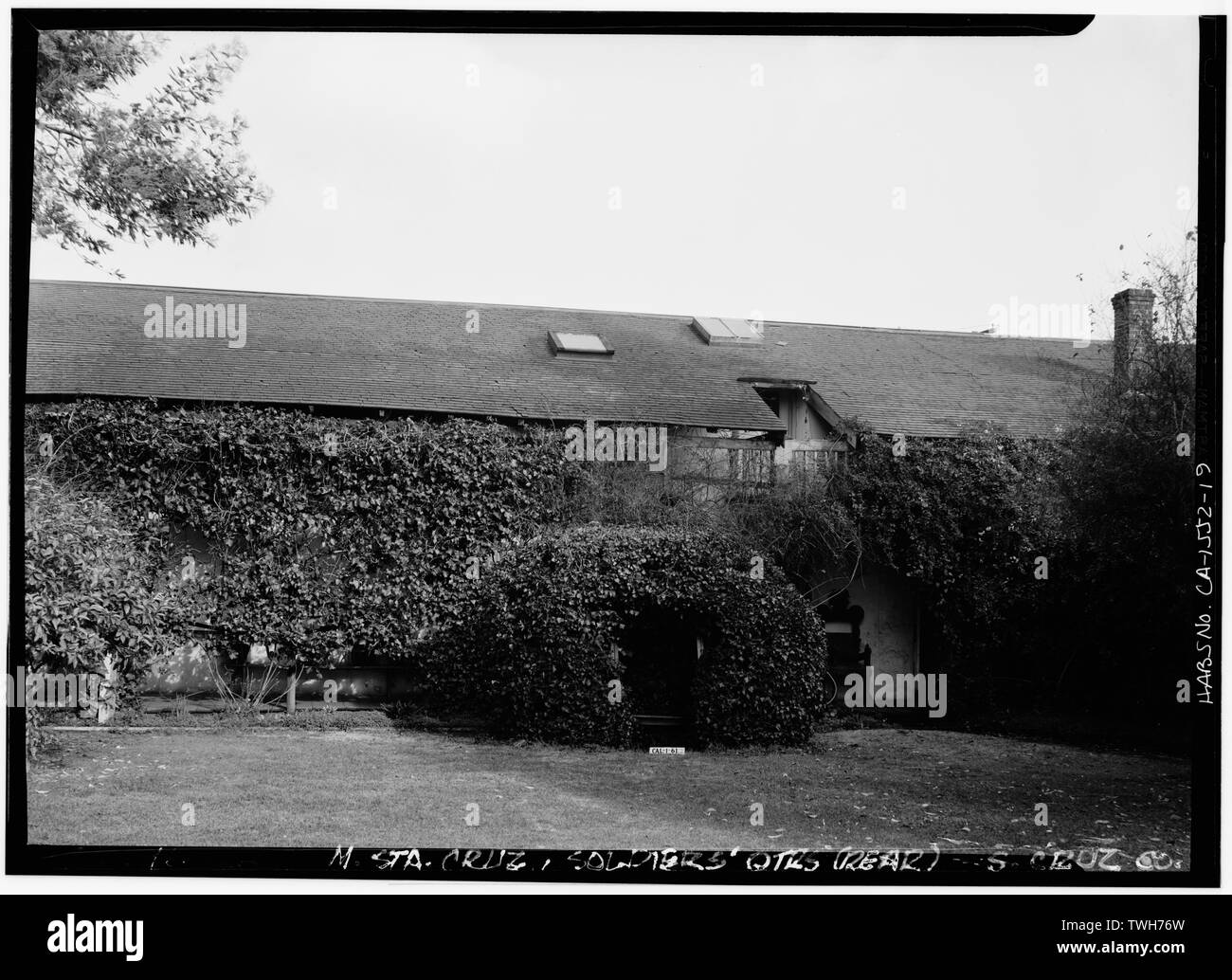 Robert W. Kerrigan, fotografo Settembre, 1937 ADOBE soldato' QUARTI, VISTA DA SUD-OVEST - La missione di Santa Cruz, Emmet e Scuola strade, Santa Cruz Santa Cruz County, CA Foto Stock