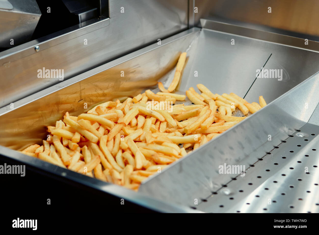 Friggitrice con patatine fritte al ristorante cucina Foto Stock