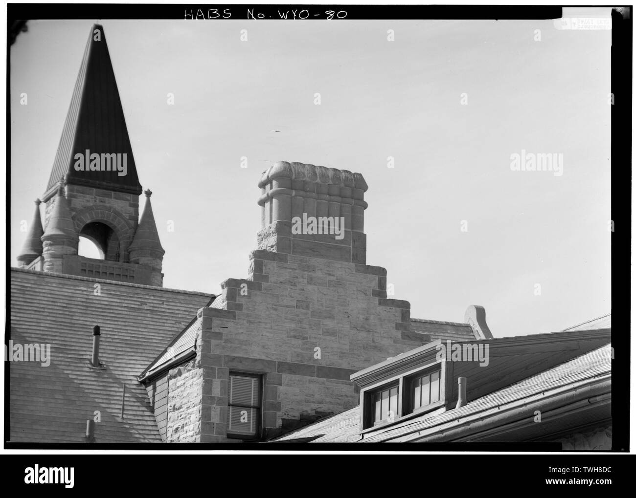 Vista del tetto dal sud-est di angolo della torre, camini e abbaino - Union Pacific stazione passeggeri, 121 West quindicesimo Street, Cheyenne, Laramie County, WY; Van Scotto e Howe, architetto Foto Stock