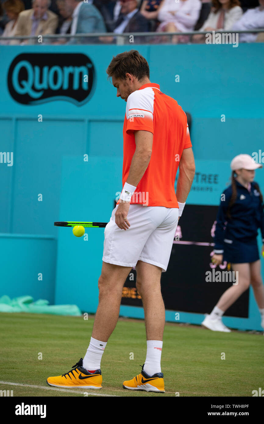 La Queens Club di Londra, Regno Unito. Xx Giugno 2019. Il giorno 4 della febbre campionati ad albero. Il numero di semi di 7 Stan Wawrinka (SUI) viene messo K.O. da Nicolas MAHUT (FRA) sul Centre Court, Mahut vincendo 3-6 7-5 7-6 (2), per un posto nei quarti di finale. Credito: Malcolm Park/Alamy Live News. Foto Stock