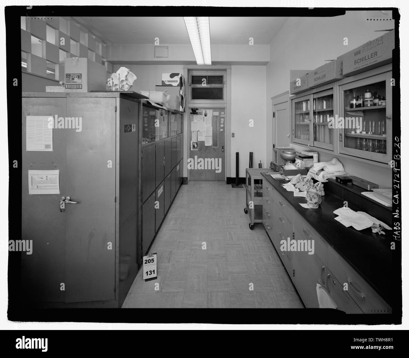 La camera 105, piccolo laboratorio con museo caso armadi in legno a sinistra. Vista verso sud. - San Bernardino Valley College, Life Science Building, 701 South Mount Vernon Avenue, San Bernardino San Bernardino County, CA Foto Stock