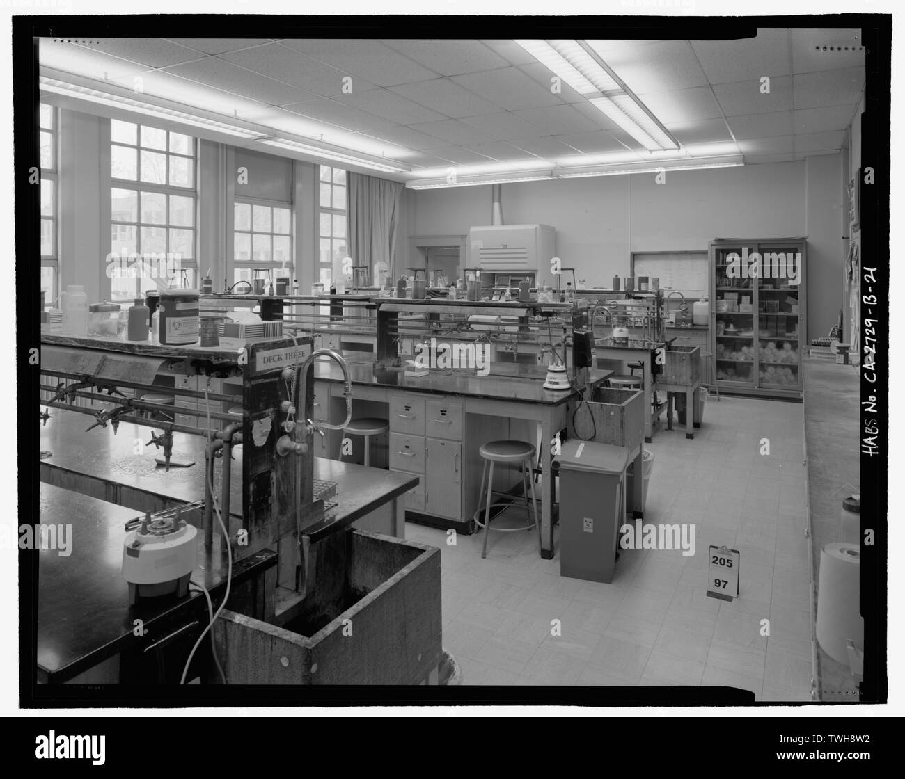 La camera 113, laboratorio di chimica con panchine perpendicolare all'asse lungo della stanza. Vista di sud-ovest. - San Bernardino Valley College, Life Science Building, 701 South Mount Vernon Avenue, San Bernardino San Bernardino County, CA Foto Stock