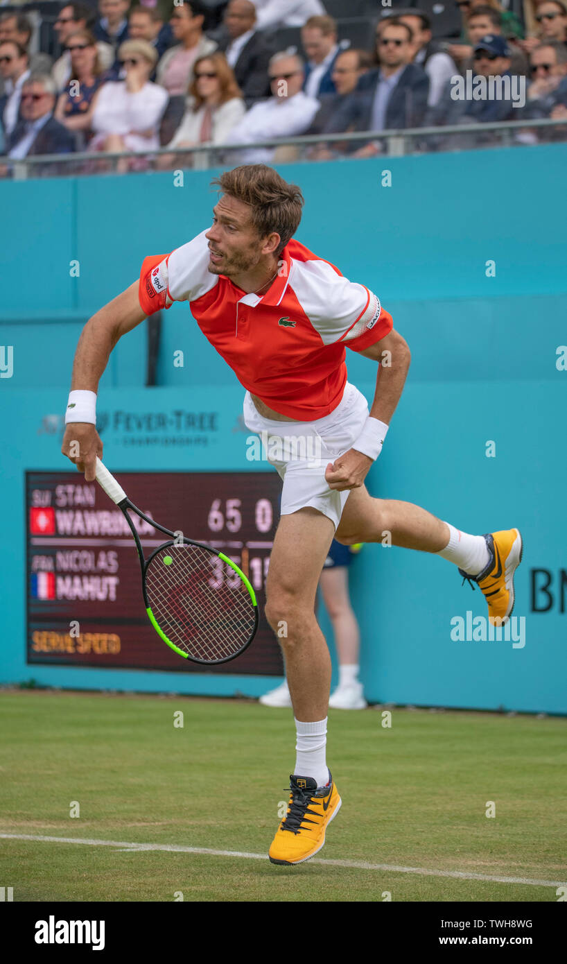 La Queens Club di Londra, Regno Unito. Xx Giugno 2019. Il giorno 4 della febbre campionati ad albero. Il numero di semi di 7 Stan Wawrinka (SUI) viene messo K.O. da Nicolas MAHUT (FRA) sul Centre Court, Mahut vincendo 3-6 7-5 7-6 (2), per un posto nei quarti di finale. Credito: Malcolm Park/Alamy Live News. Foto Stock