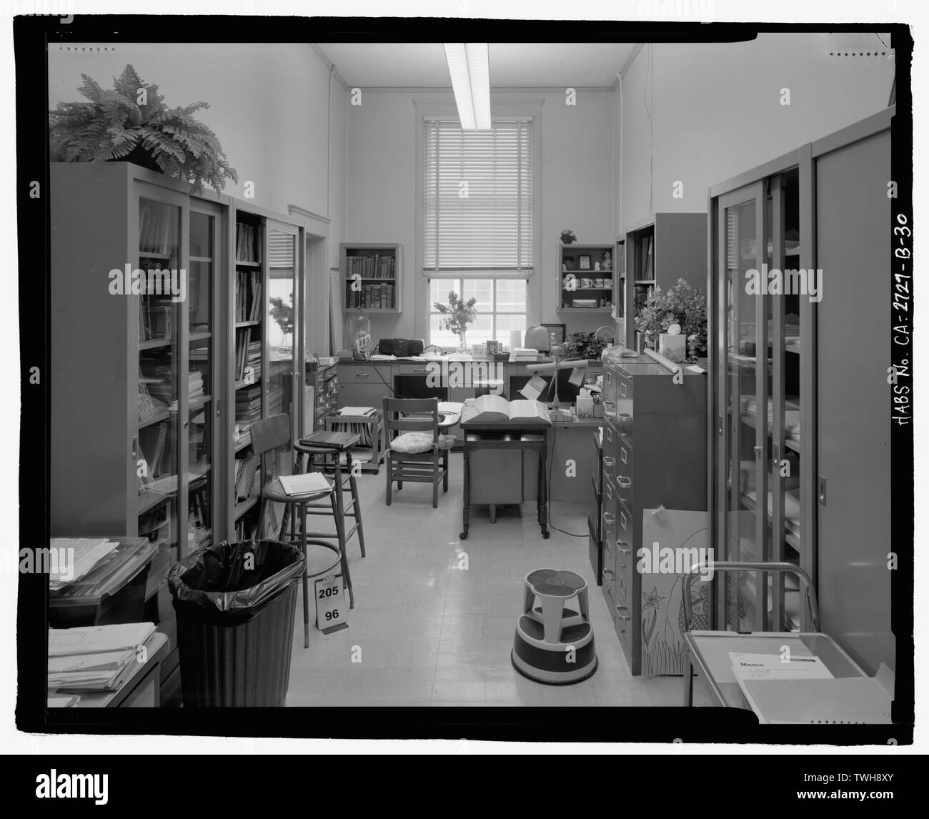 Camera 205, guardando a Nord in un ufficio della facoltà sul lato nord, vicino al West End. - San Bernardino Valley College, Life Science Building, 701 South Mount Vernon Avenue, San Bernardino San Bernardino County, CA Foto Stock