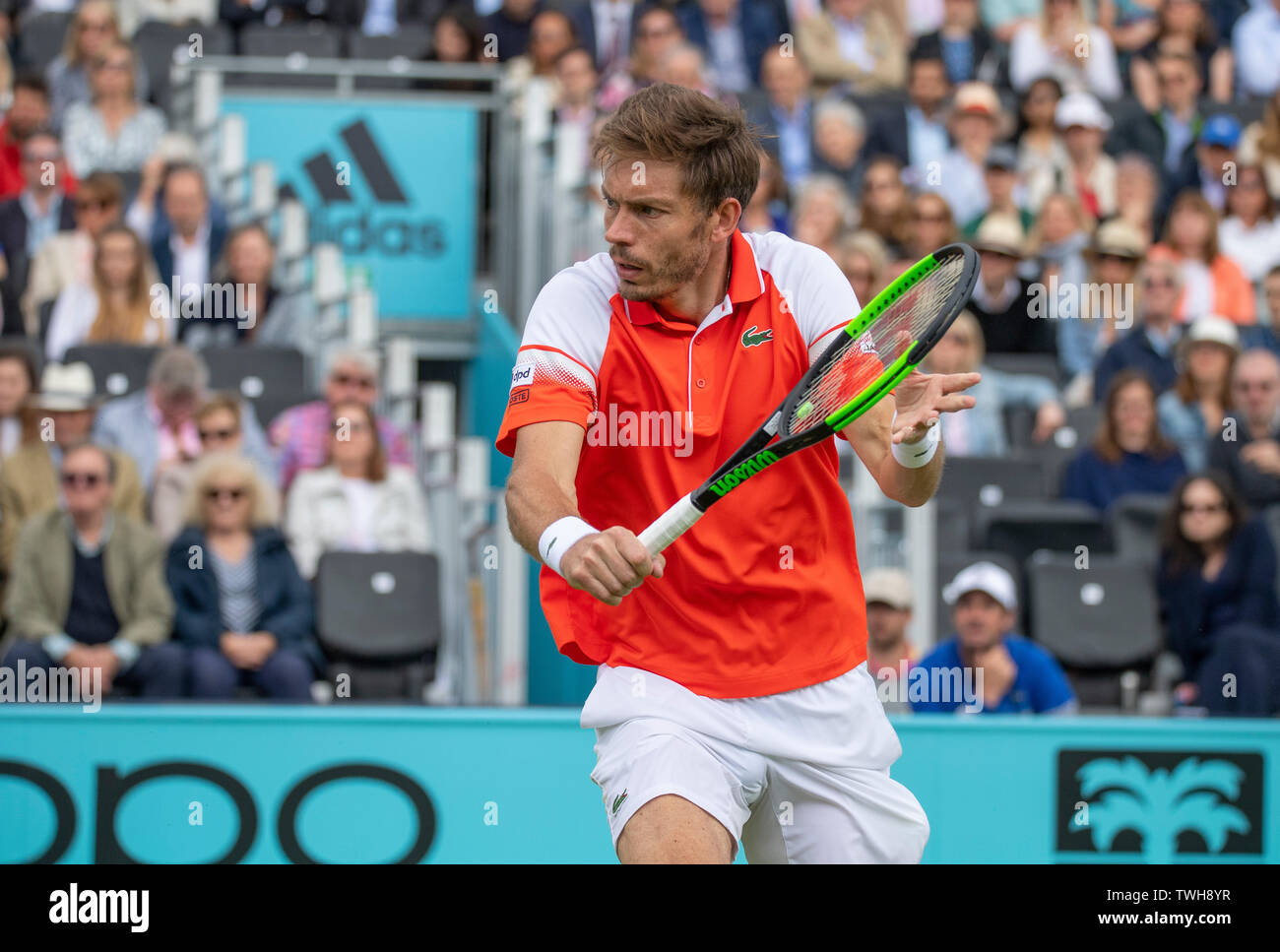 La Queens Club di Londra, Regno Unito. Xx Giugno 2019. Il giorno 4 della febbre campionati ad albero. Il numero di semi di 7 Stan Wawrinka (SUI) viene messo K.O. da Nicolas MAHUT (FRA) sul Centre Court, Mahut vincendo 3-6 7-5 7-6 (2), per un posto nei quarti di finale. Credito: Malcolm Park/Alamy Live News. Foto Stock