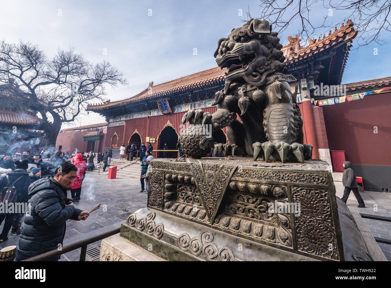 Custode lion davanti al Gate Hall di armonia e pace nel Tempio Yonghe chiamato anche il Tempio dei Lama a Pechino in Cina Foto Stock