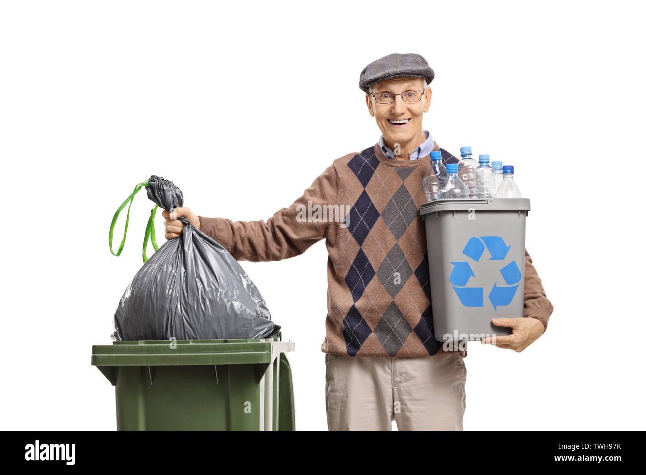 Uomo anziano con un contenitore di riciclaggio gettando un sacco di immondizia in un cestino isolato su sfondo bianco Foto Stock