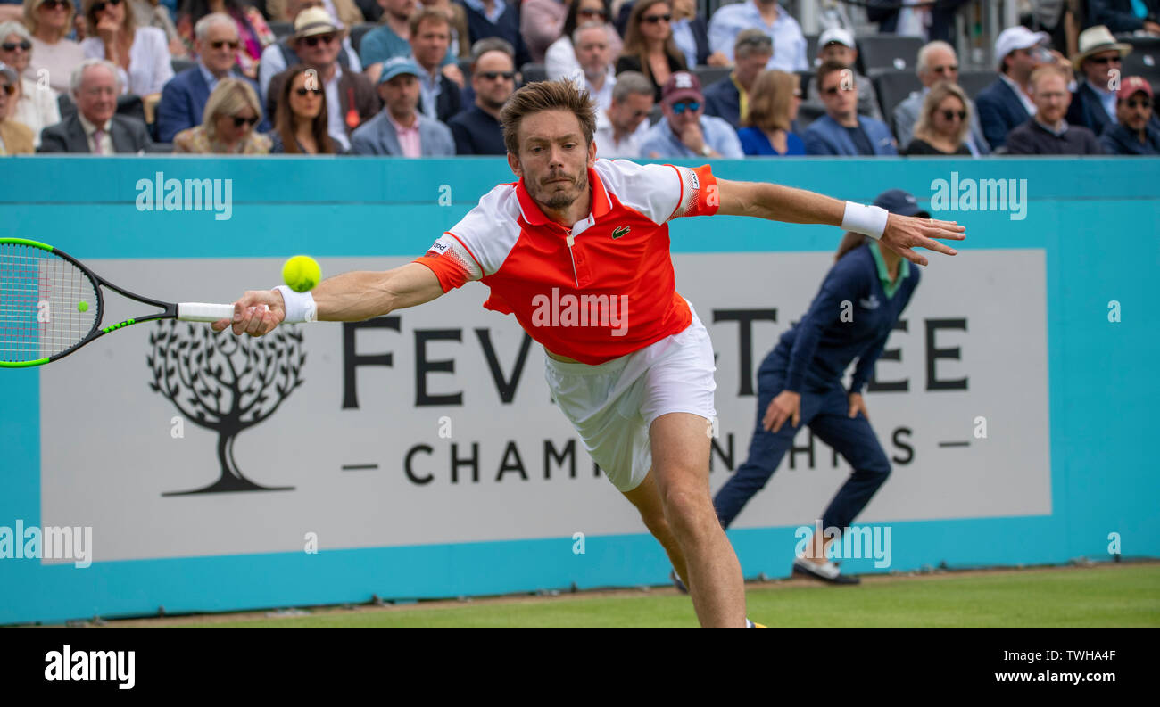 La Queens Club di Londra, Regno Unito. Xx Giugno 2019. Il giorno 4 della febbre campionati ad albero. Il numero di semi di 7 Stan Wawrinka (SUI) viene messo K.O. da Nicolas MAHUT (FRA) sul Centre Court, Mahut vincendo 3-6 7-5 7-6 (2), per un posto nei quarti di finale. Credito: Malcolm Park/Alamy Live News. Foto Stock