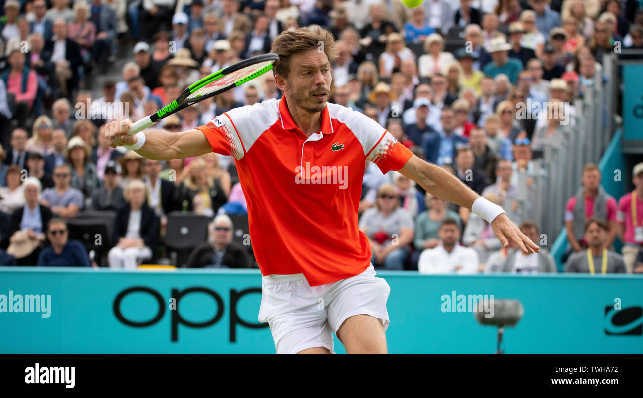 La Queens Club di Londra, Regno Unito. Xx Giugno 2019. Il giorno 4 della febbre campionati ad albero. Il numero di semi di 7 Stan Wawrinka (SUI) viene messo K.O. da Nicolas MAHUT (FRA) sul Centre Court, Mahut vincendo 3-6 7-5 7-6 (2), per un posto nei quarti di finale. Credito: Malcolm Park/Alamy Live News. Foto Stock