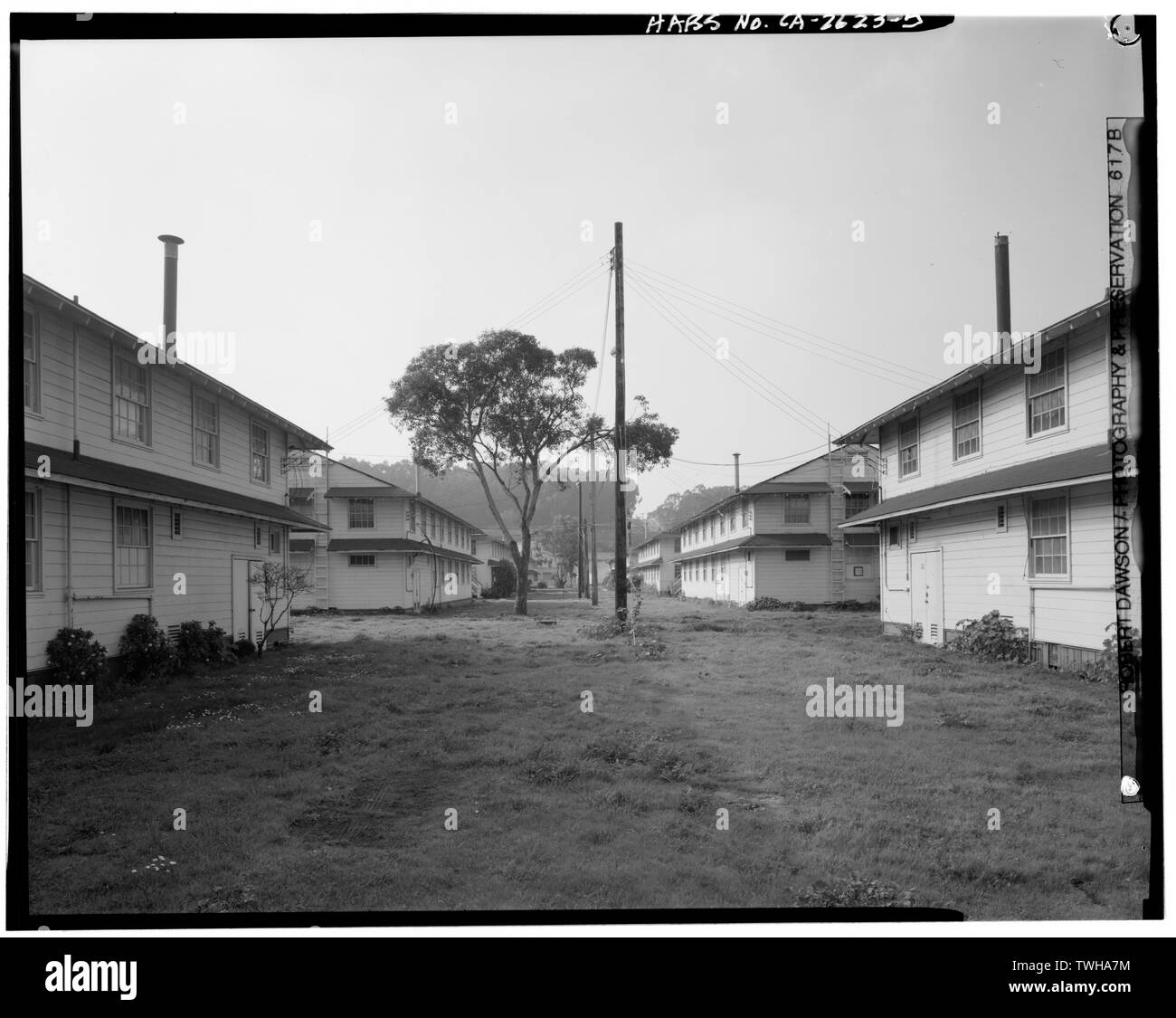 Fila di caserme, Edificio n. 902 (destra) e l'Edificio n. 903 (sinistra), cercando di 277 gradi ovest - presidio di San Francisco, uomini arruolati Caserma del tipo, West end di Crissy Field, tra Pearce e strade Maudlin, San Francisco, San Francisco County, CA Foto Stock