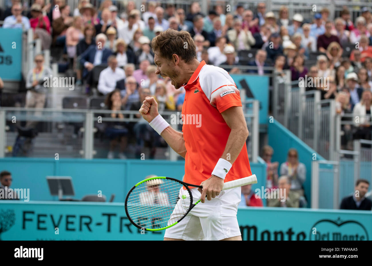 La Queens Club di Londra, Regno Unito. Xx Giugno 2019. Il giorno 4 della febbre campionati ad albero. Il numero di semi di 7 Stan Wawrinka (SUI) viene messo K.O. da Nicolas MAHUT (FRA) sul Centre Court, Mahut vincendo 3-6 7-5 7-6 (2), per un posto nei quarti di finale. Credito: Malcolm Park/Alamy Live News. Foto Stock