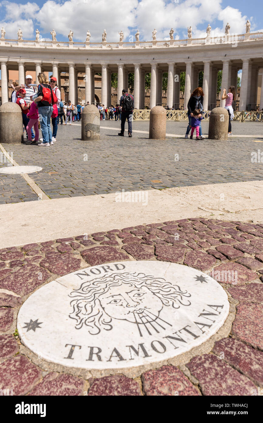 Città del Vaticano - Aprile 27, 2019: Nord ellittico in marmo bianco  marcatore in Piazza San Pietro e Piazza di San Pietro. Rosa dei venti del  Bernini Foto stock - Alamy
