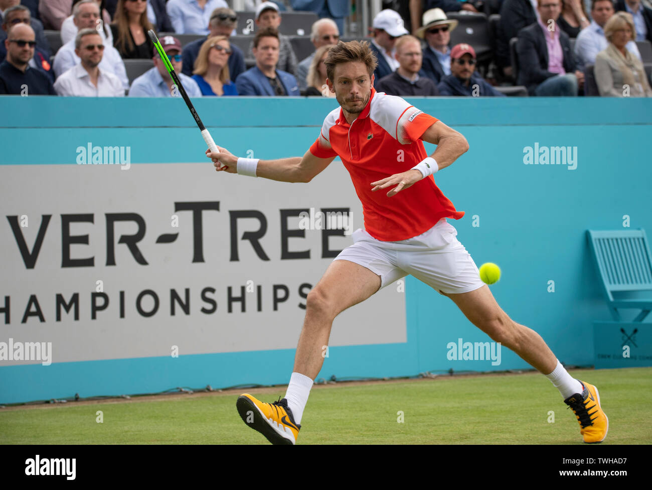 La Queens Club di Londra, Regno Unito. Xx Giugno 2019. Il giorno 4 della febbre campionati ad albero. Il numero di semi di 7 Stan Wawrinka (SUI) viene messo K.O. da Nicolas MAHUT (FRA) sul Centre Court, Mahut vincendo 3-6 7-5 7-6 (2), per un posto nei quarti di finale. Credito: Malcolm Park/Alamy Live News. Foto Stock