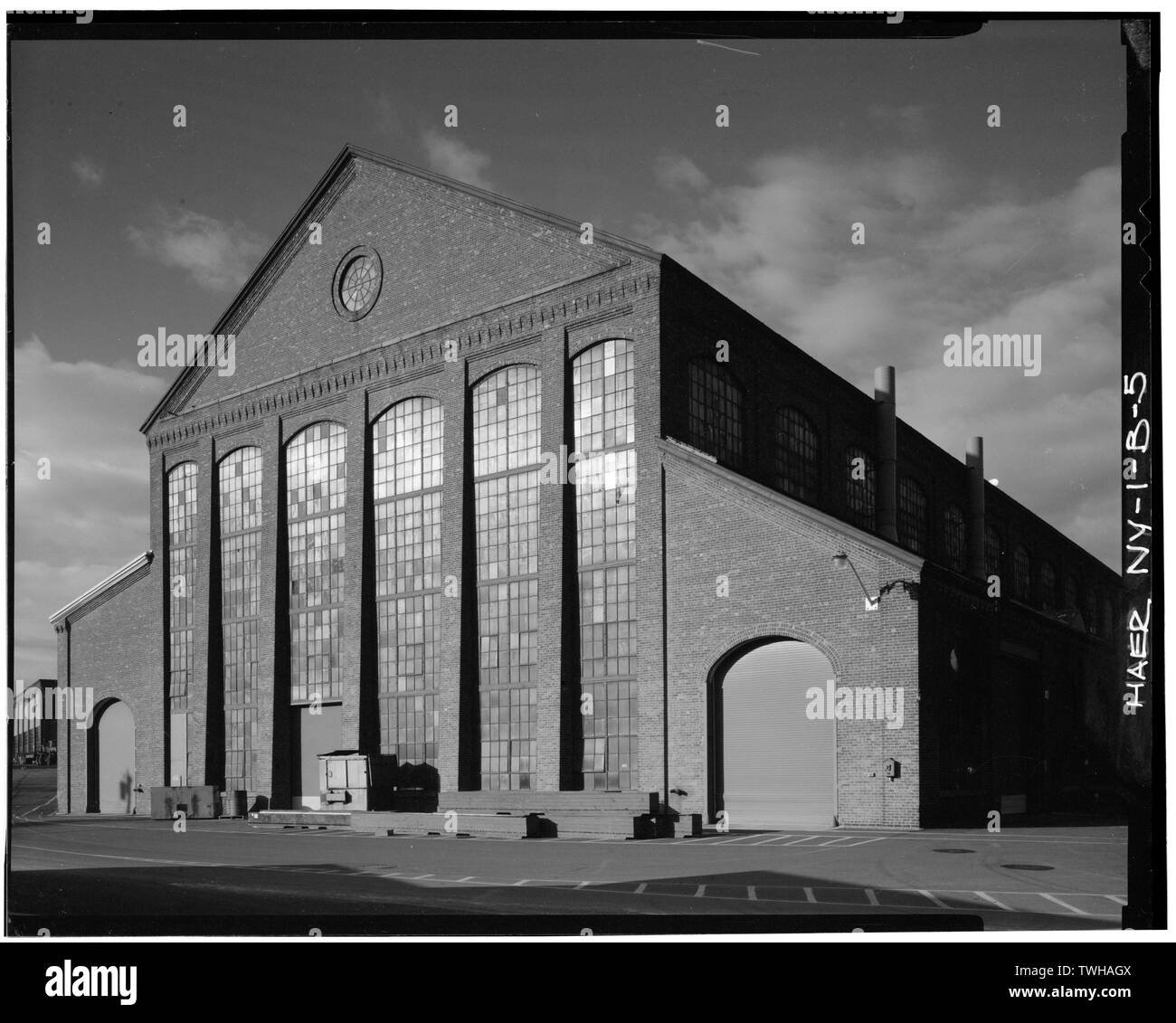 S, in elevazione che mostra le porte a area di produzione; guardando NW. (Ceronie) - Watervliet Arsenal, Edificio n. 110, Hagner strada tra Schull e Whittemore strade, Watervliet, contea Albany, NY Foto Stock
