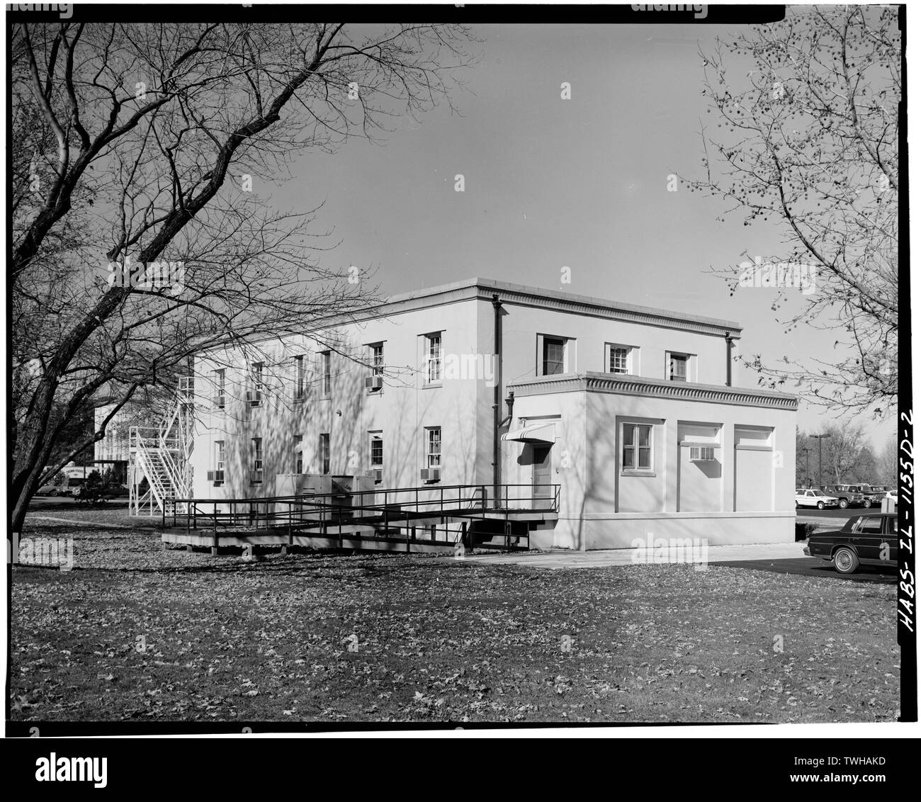 S e E le elevazioni di edificio 13; guardando NW. (Danneggia) - Veterans Administration Medical Center, l'Edificio n. 13, la vecchia Statale Route 13 West Marion, Williamson County, IL; U.S. Reparto degli affari di veterani; Ryan, Robert un, fotografo; Harms, Bruce A, fotografo; Dennett, Muesig, Ryan e Associates Ltd, fotografo; Ryan, Robert un, storico; Dennett, Muesig, Ryan e Associates, Ltd., storico Foto Stock