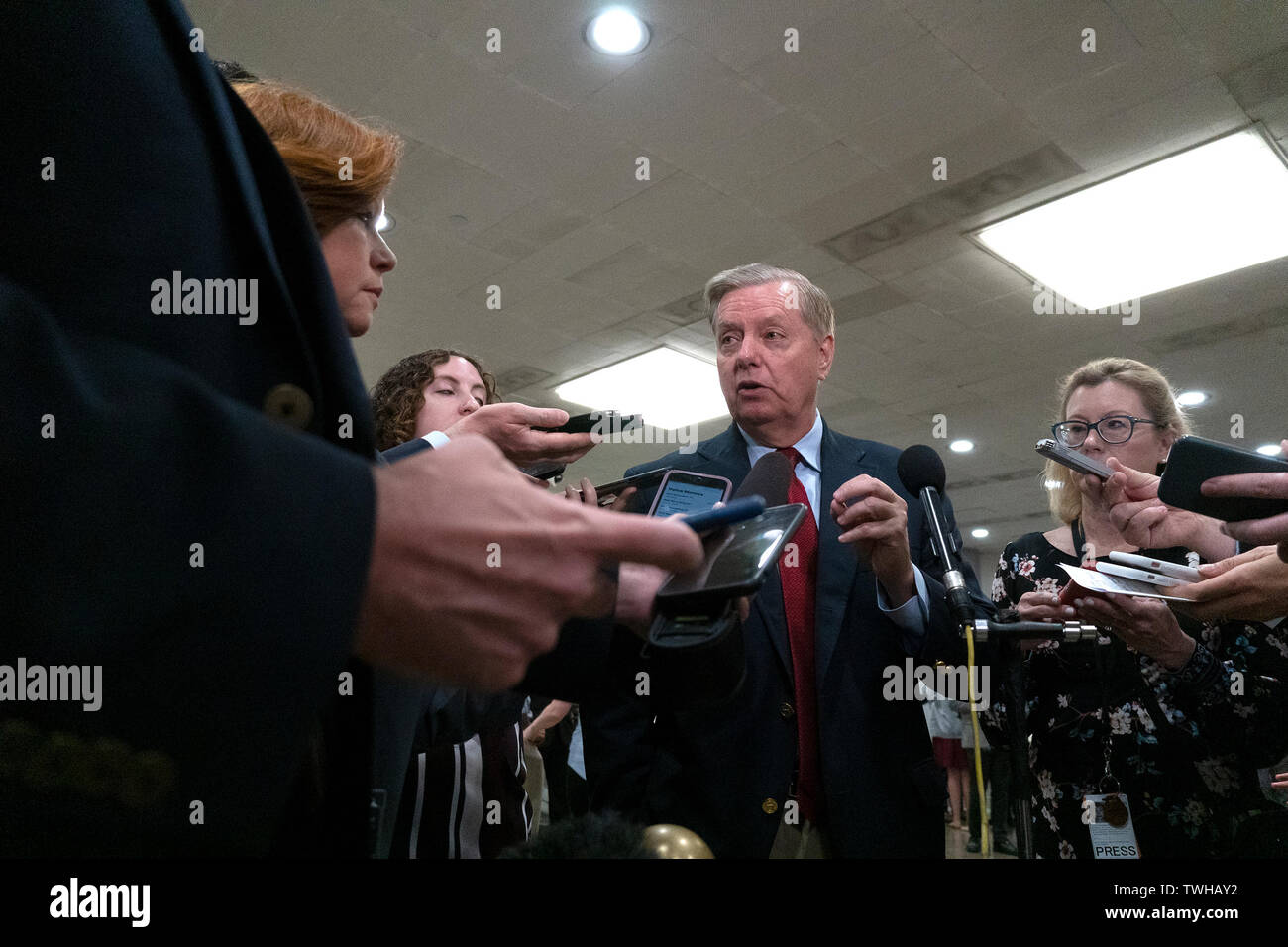 Washington, Stati Uniti d'America. Xx Giugno, 2019. Stati Uniti il senatore Lindsey Graham (Repubblicano della Carolina del Sud) parla ai media a seguito di una porta chiusa informazioni sull'Iran sul Campidoglio di Washington, DC, Stati Uniti il 20 giugno 2019.Credit: Stefani Reynolds/CNP | Utilizzo di credito in tutto il mondo: dpa/Alamy Live News Foto Stock