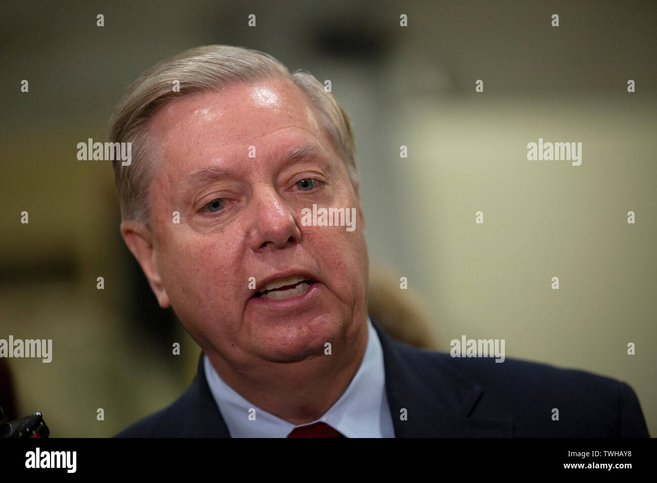 Washington, Stati Uniti d'America. Xx Giugno, 2019. Stati Uniti il senatore Lindsey Graham (Repubblicano della Carolina del Sud) parla ai media a seguito di una porta chiusa informazioni sull'Iran sul Campidoglio di Washington, DC, Stati Uniti il 20 giugno 2019.Credit: Stefani Reynolds/CNP | Utilizzo di credito in tutto il mondo: dpa/Alamy Live News Foto Stock