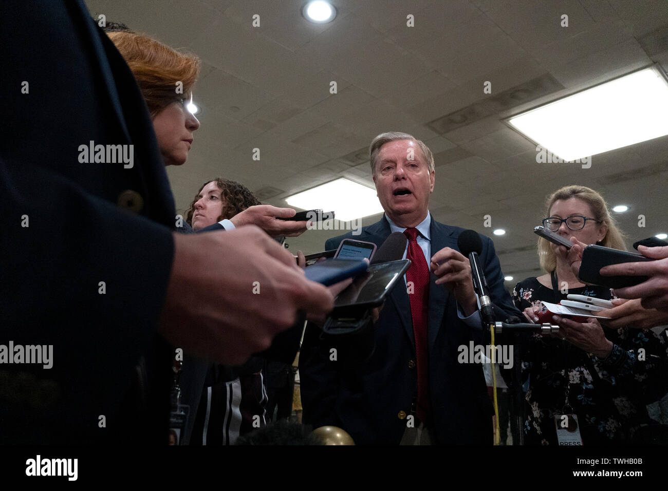 Washington, Stati Uniti d'America. Xx Giugno, 2019. Stati Uniti il senatore Lindsey Graham (Repubblicano della Carolina del Sud) parla ai media a seguito di una porta chiusa informazioni sull'Iran sul Campidoglio di Washington, DC, Stati Uniti il 20 giugno 2019.Credit: Stefani Reynolds/CNP | Utilizzo di credito in tutto il mondo: dpa/Alamy Live News Foto Stock