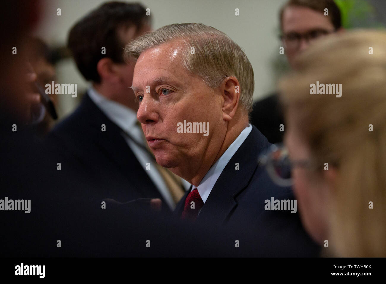 Washington, Stati Uniti d'America. Xx Giugno, 2019. Stati Uniti il senatore Lindsey Graham (Repubblicano della Carolina del Sud) parla ai media a seguito di una porta chiusa informazioni sull'Iran sul Campidoglio di Washington, DC, Stati Uniti il 20 giugno 2019.Credit: Stefani Reynolds/CNP | Utilizzo di credito in tutto il mondo: dpa/Alamy Live News Foto Stock