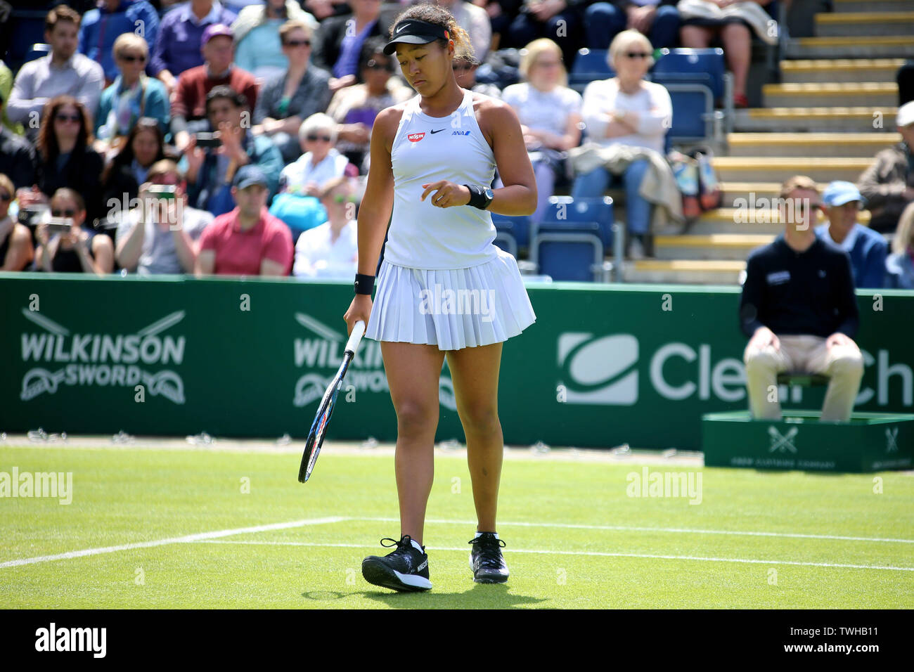 Birmingham, Regno Unito. Xx Giugno, 2019. Naomi di Osaka in Giappone guarda sconsolato durante la sua partita contro Yulia Putintseva presso la natura Valle Classic 2019, internazionale di tennis femminile, giorno 2 al Edgbaston Priory Club a Birmingham, Inghilterra giovedì 20 giugno 2019. Si prega di notare che solo uso editoriale. pic da Tom Smeeth/Andrew Orchard fotografia sportiva./Alamy Live News Credito: Andrew Orchard fotografia sportiva/Alamy Live News Foto Stock