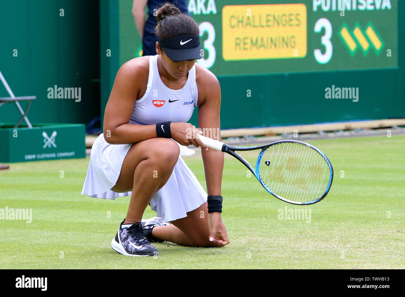 Birmingham, Regno Unito. Xx Giugno, 2019. Naomi di Osaka in Giappone guarda sconsolato durante la sua partita contro Yulia Putintseva presso la natura Valle Classic 2019, internazionale di tennis femminile, giorno 2 al Edgbaston Priory Club a Birmingham, Inghilterra giovedì 20 giugno 2019. Si prega di notare che solo uso editoriale. pic da Tom Smeeth/Andrew Orchard fotografia sportiva./Alamy Live News Credito: Andrew Orchard fotografia sportiva/Alamy Live News Foto Stock