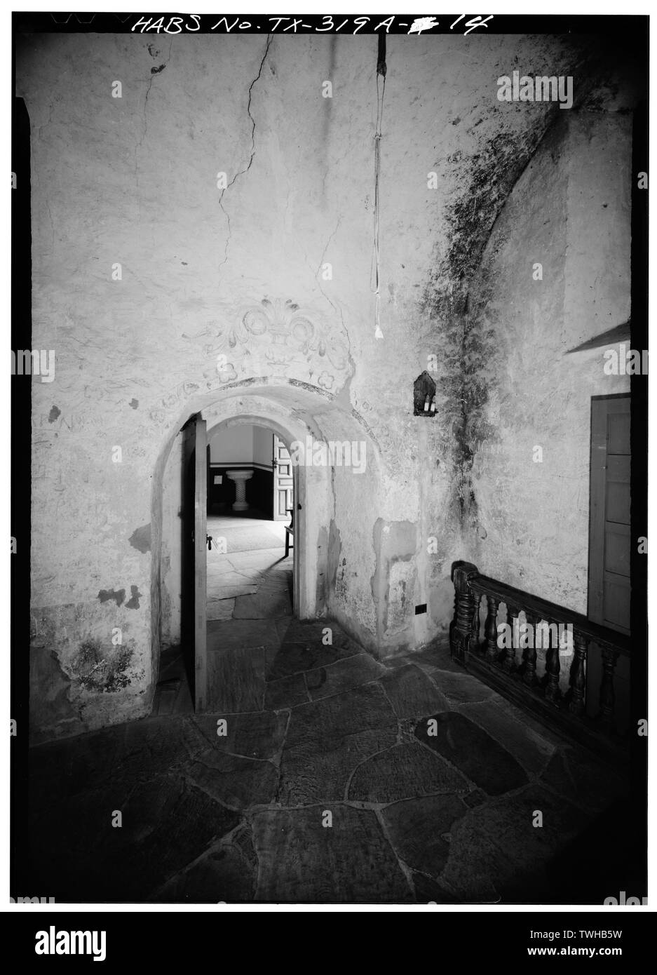 Sagrestia dipinta con motivo floreale SU PORTA ARCH - Missione Senora de la Purisima Concepcion, chiesa, 807 Missione Road, San Antonio, Bexar County, TX Foto Stock