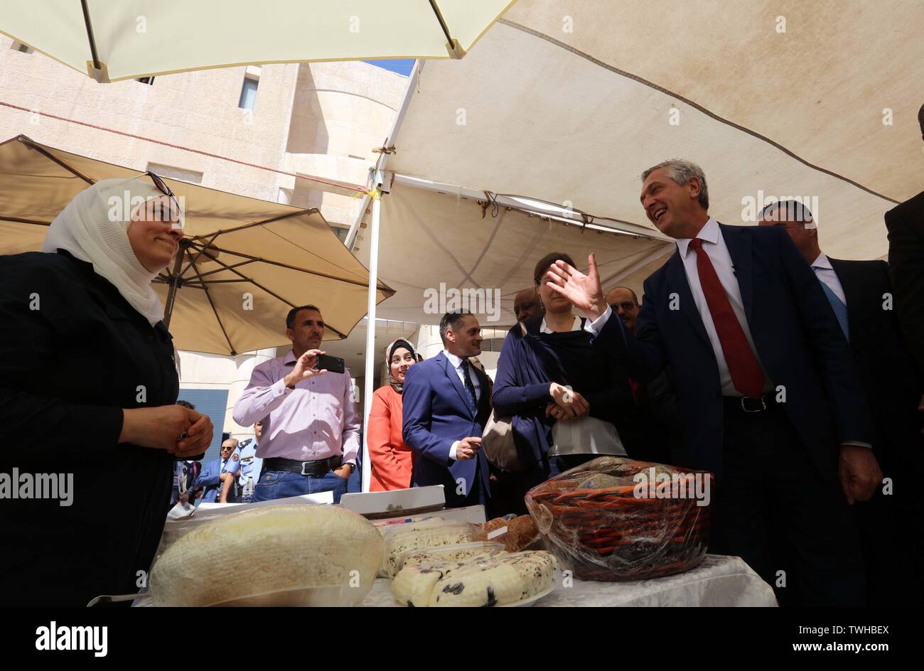 (190620) -- AMMAN, 20 giugno 2019 (Xinhua) -- Alto Commissario delle Nazioni Unite per i Rifugiati Filippo grandi (1R, anteriore) parla di un rifugiato durante la sua visita all'UNHCR estivo di bazar in Amman, Giordania, il 20 giugno 2019. In occasione della Giornata Mondiale del Rifugiato, l UNHCR ha esortato la comunità internazionale giovedì di intensificare il sostegno alla Giordania per la continuazione dei servizi per i rifugiati. (Xinhua/Mohammad Abu Ghosh) Foto Stock