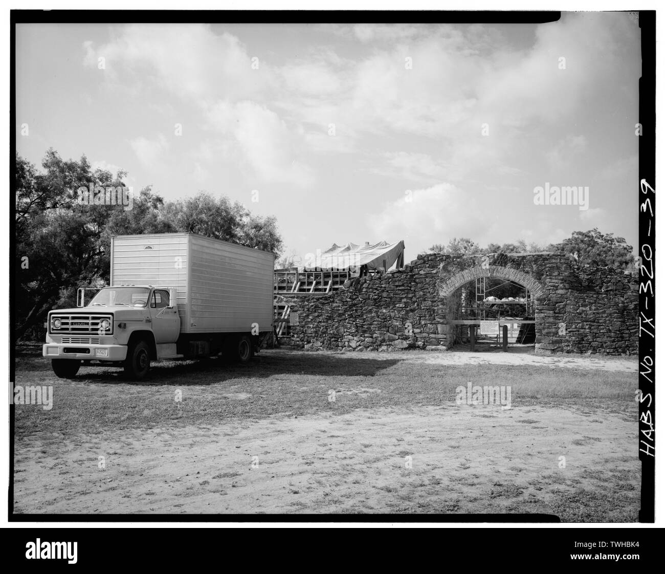 Stesso come TX-320-38, guardando a Nord - La missione di San Francisco de la espada, Berg mulino della Comunità, San Antonio, Bexar County, TX; De Leon, Alonso Foto Stock